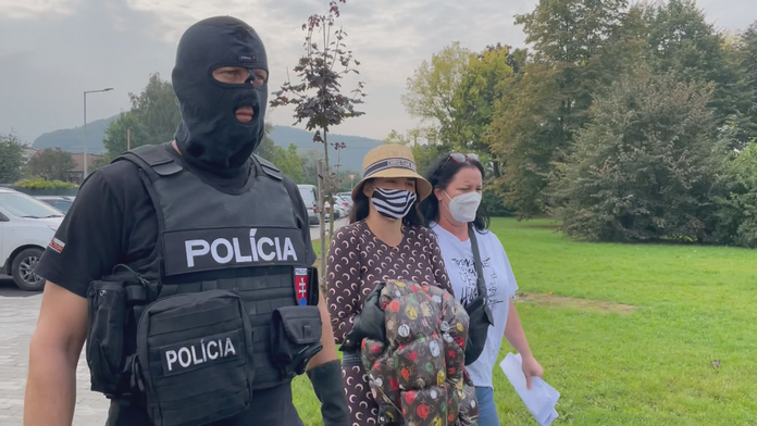 Zuzana S. Plačková v sprievode policajného príslušníka