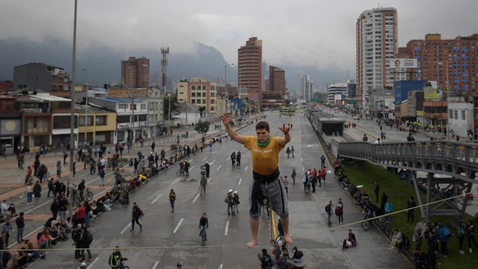 FOTOGRAFIE TÝŽDŇA: Divoká rodeo show, mesto pokryté toxickou penou či kráľ bulldogov