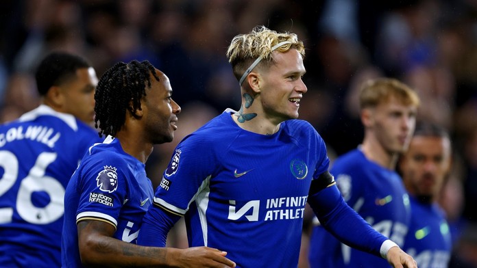 Mudryk a hráči Chelsea