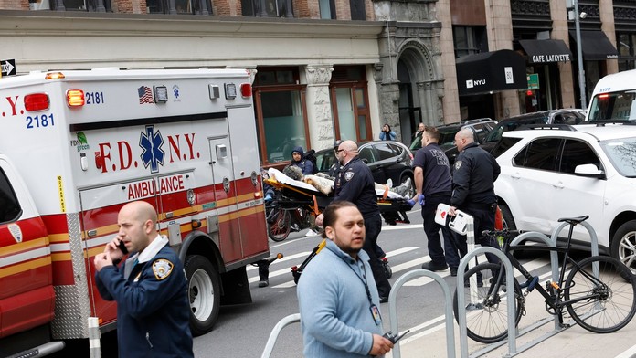 Muž sa zapálil pred súdom na Manhattane, kde prebieha proces s Trumpom