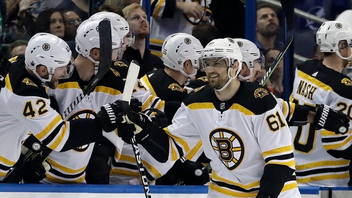 Radosť hráčov Boston Bruins po góle