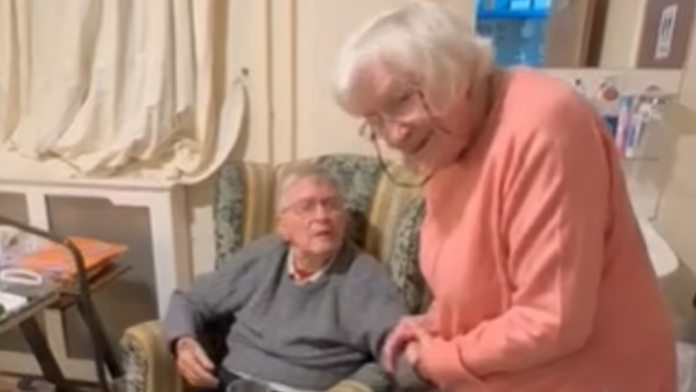 VIDEO: Exmanželia sa po 30 rokoch stretli v opatrovateľskom dome, chvíľu im trvalo, než sa spoznali