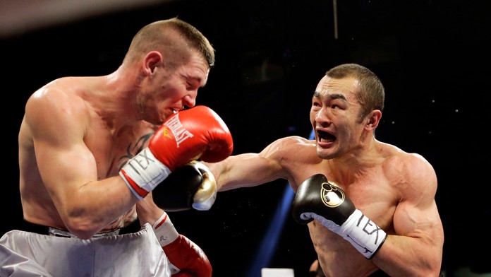  Slovenský boxer Tomi Kid Kovács (vľavo) a kazašský pästiar Beibut Šumenov  počas prestížneho zápasu o titul majstra sveta poloť