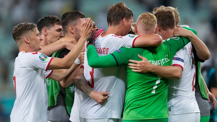 Hráči Dánska oslavujú postup do semifinále ME 2020.