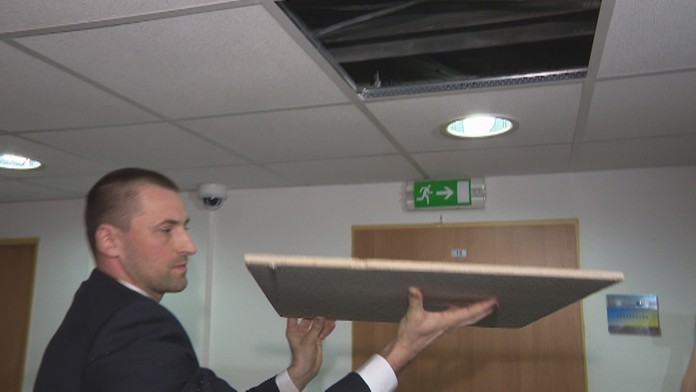 Panel zo stropu, ktorý mal byť fiktívne vymenený.