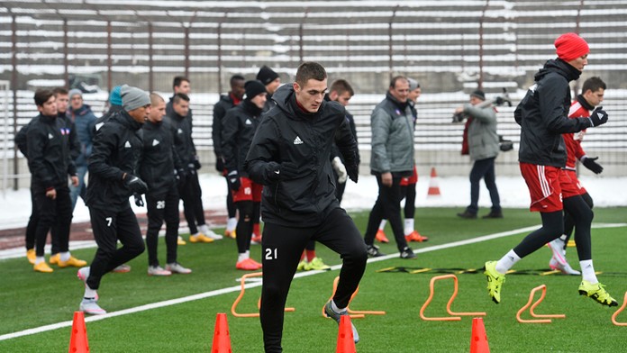Hráč AS Trenčín Matúš Bero (uprostred) počas začiatku prípravy na jarnú časť Fortuna ligy.
