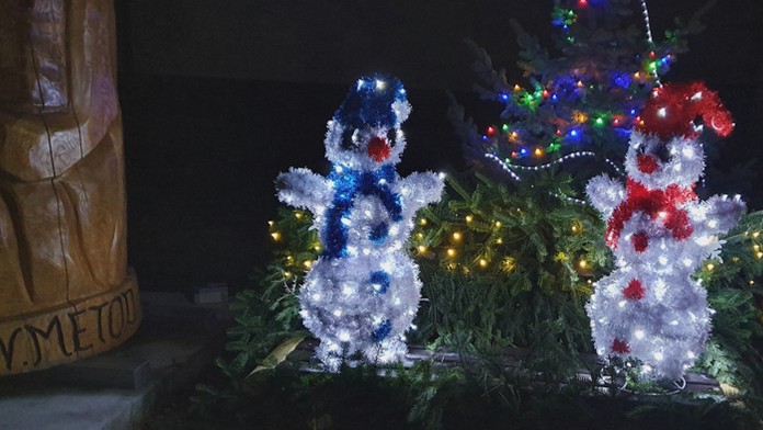 Mladík (vľavo), ktorý v Nitre v čakárni na autobusovej stanici napadol muža.