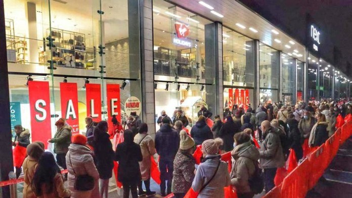 Čakajúci zákazníci pred obchodom Next