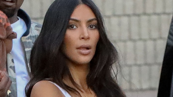 Na nákupoch hračiek s deťmi v presvitajúcom tielku bez podprsenky. To je celá Kim