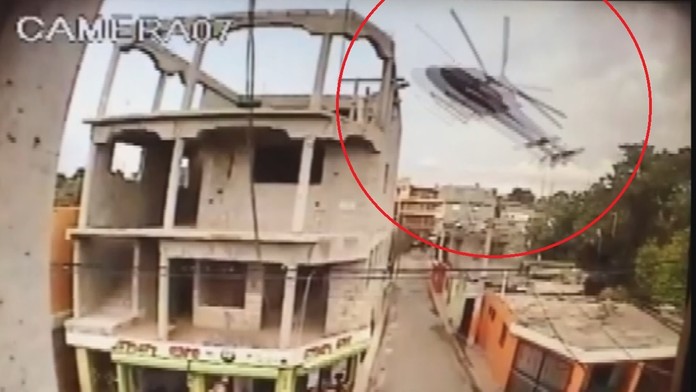 Pilotovi pomohli obyvatelia mesta. Pri nehode si poranil nohu