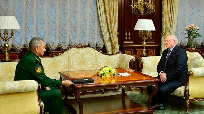 Ruský minister obrany Sergej Šojgu a bieloruský prezident Alexander Lukašenko. 