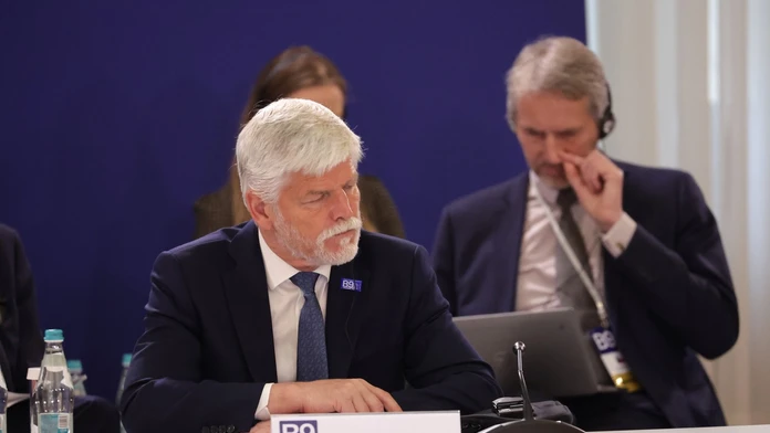 Spor o účasť na summite NATO vygradoval, Pavel podal kompetenčnú žalobu a hovorí o nezodpovednosti