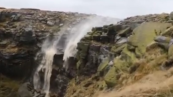 Vietor obrátil vodopád.