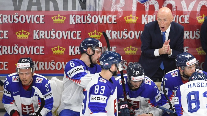 Craig Ramsey dáva pokyny hráčom v zápase s Českom.