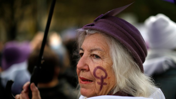 Žena protestuje proti násiliu voči ženám v Madride.