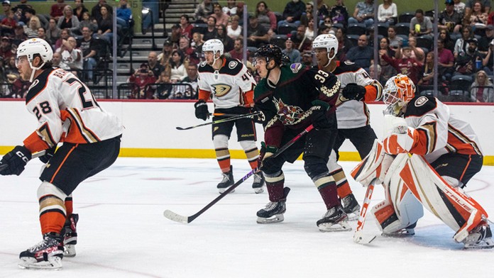 Slovenský útočník Pavol Regenda (druhý zľava) z Anaheimu Ducks.