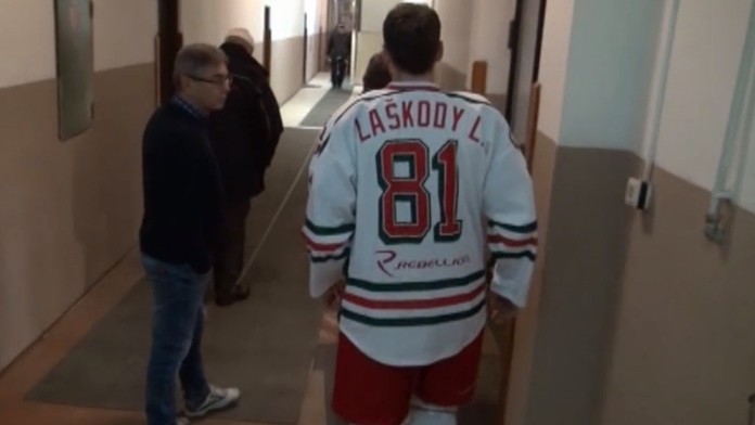 Hokejisti sa v Gelnici cítili ako na hnojisku. Zo štadióna ich museli evakuovať