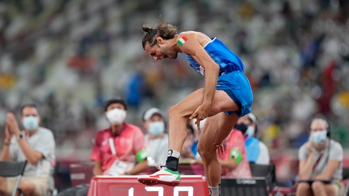 Skokan do výšky Gianmarco Tamberi oslavuje triumf na OH 2020.
