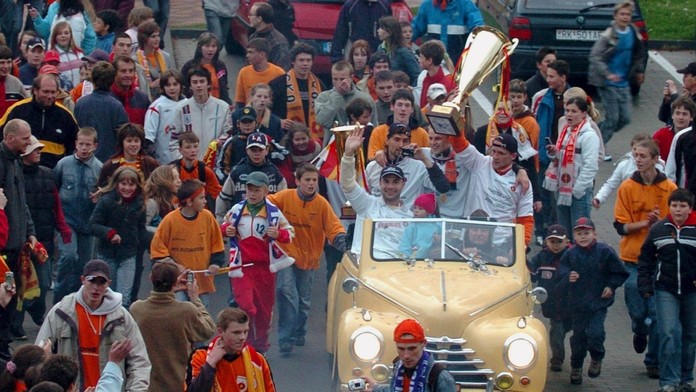 Hráči  Ružomberka oslavujú zisk víťaznej trofeje Corgoň ligy v uliciach Ružomberka 31.mája 2006.