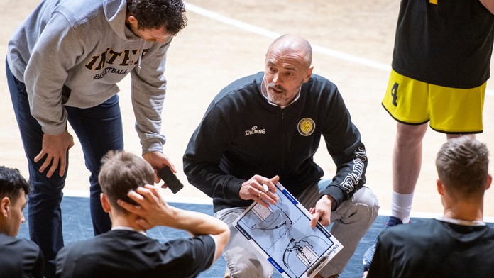 Na snímke lavička Interu a uprostred tréner Oleg Meleščenko.