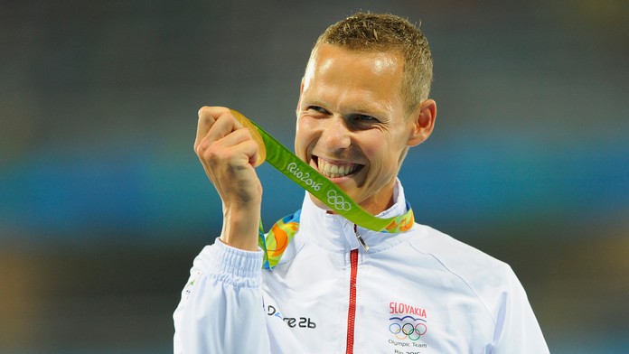 Anastasia Kuzminová ukazuje na zlatú medailu po triumfe v šprinte na 7,5 km trati v biatlone na ZOH 2010 vo Whistleri.