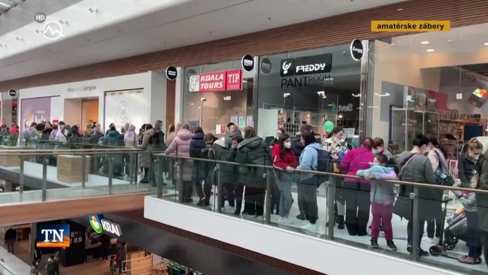 Ukrajinci si prišli po hmotnú pomoc. V bratislavskom nákupnom centre stáli v nedeľu v dlhých radoch