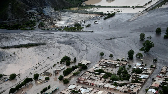 Zosuv pôdy pochoval veľkú časť mesta Volcano.