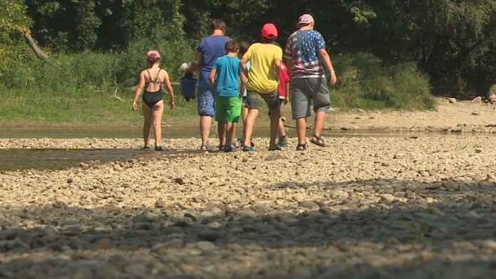 Ľudia sa prechádzajú po dne Karloveského ramena 