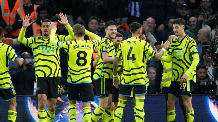 Futbalista Kai Havertz (vpravo) z Arsenalu Londýn sa raduje z druhého gólu.