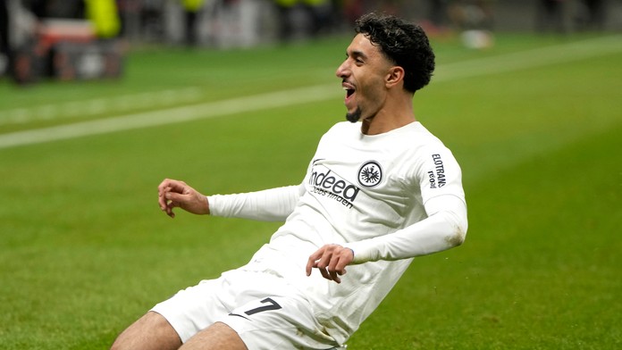 Omar Marmoush z Frankfurtu sa teší z gólu
