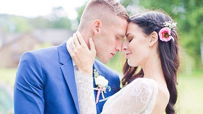 Česká misska povedala áno slávnemu futbalistovi. V provokatívnych svadobných šatách