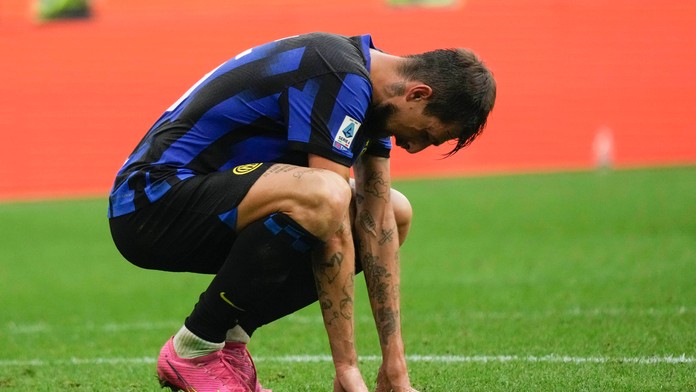 AC Miláno po víťazstve vystriedal na čele mestského rivala, ktorý len remizoval. Kuriozitou vylúčenia brankárov