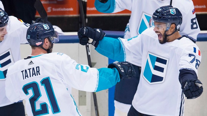 Pierre-Édouard Bellemare (vpravo) sa raduje z gólu s našim Tomášom Tatarom v rámci duelu na Svetovom pohári.