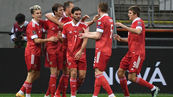 Ruskí futbalisti sa tešia po strelení vyrovnávajúceho gólu proti Slovensku.