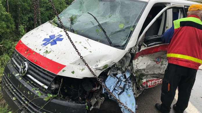 Sanitka skončila v priekope, kde sa prevrátila na bok.