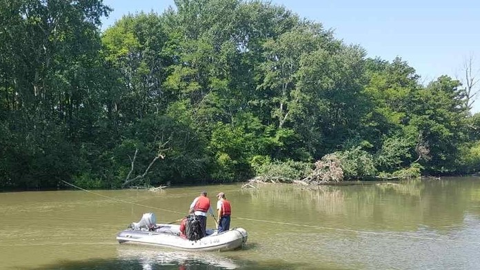 Hasiči stále pátrajú po mladom dievčati.