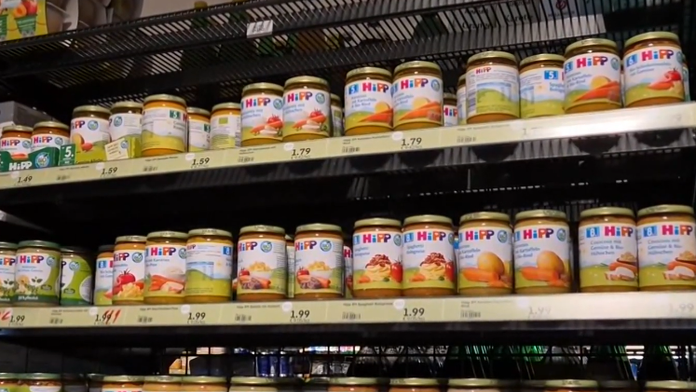 Na snímke detské výživy HiPP v regáloch.