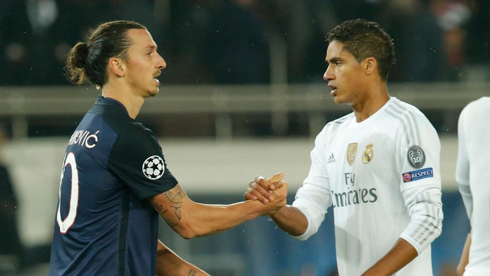 Zlatan Ibrahimovič (OSG) a Raphael Varane (Real Madrid) sa lúčia po zápase v skupinovej fáze Ligy majstrov.