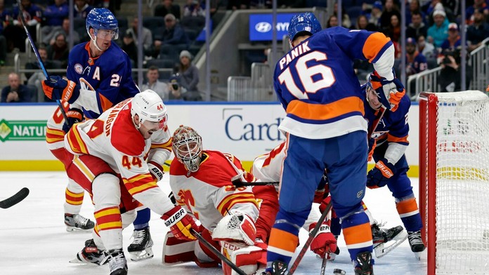 Richard Pánik v šanci proti brankárovi Calgary Jacobovi Markstromovi.