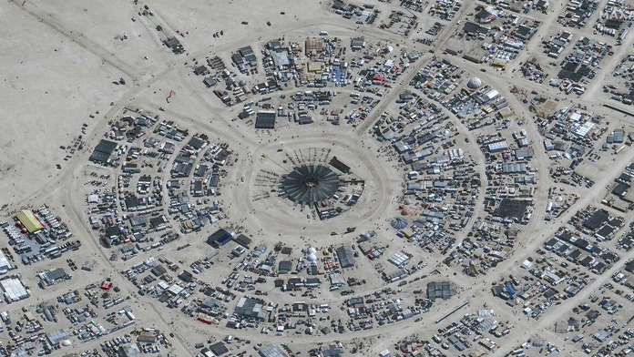 VIDEO: Areál hudobného festivalu Burning Man v púšti v Nevade sa po dažďoch "topí" v bahne