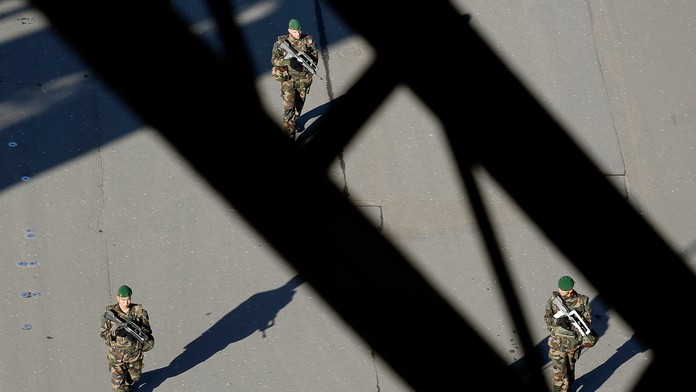 Francúzski vojaci hliadkujú pod Eiffelovou vežou v Paríži. 23. novembra