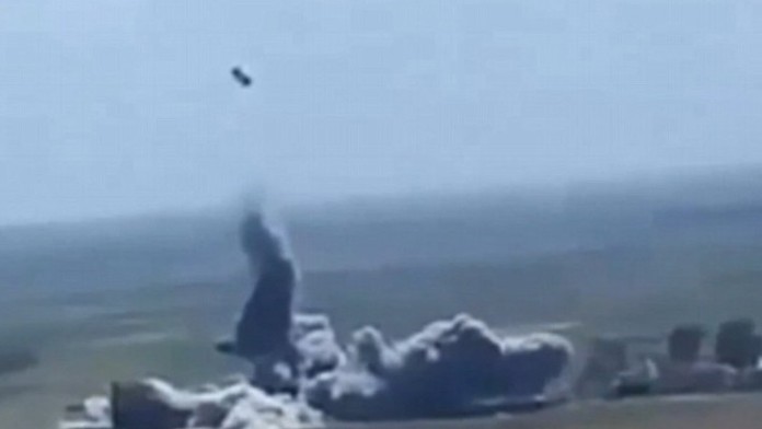 Výbuch vymrštil auto do obrovskej výšky, potom explodovalo.