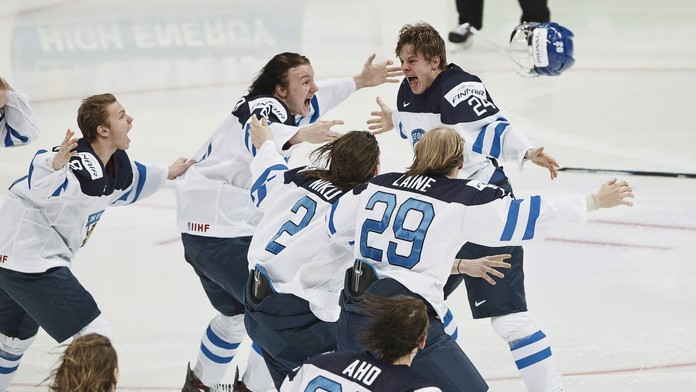 Mladí hráči Fínska po finále MS 20 sa tešia zo zisku titulu majstrov sveta, kapitánom tímu bol Kasperi Kapanen (vpravo).