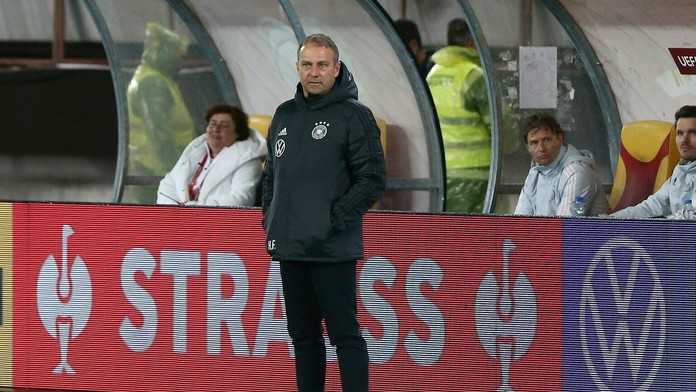 Tréner Nemecka Hansi Flick počas zápasu so Severným Macedónskom.