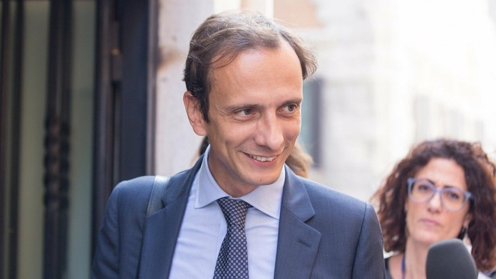 Biatlonista Johannes Thingnes Bö oslavuje triumf v zmiešaných štafetách jednotlivcov na MS v Östersunde.