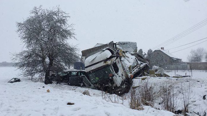 Kamión zmietol z cesty vo Fiľakovských Kľačanoch osobné auto.