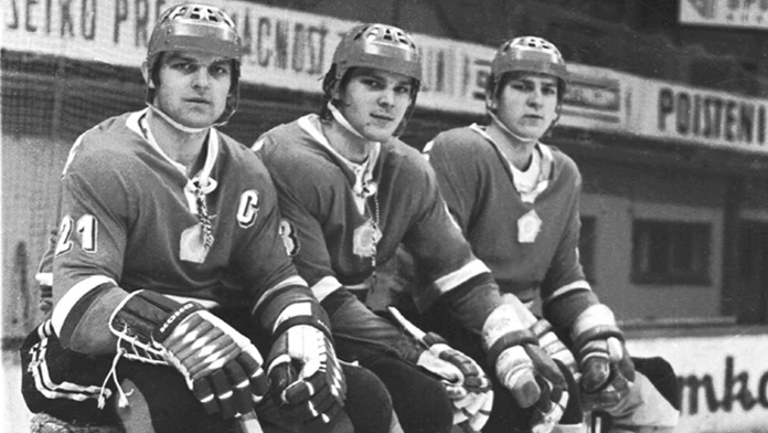 Na snímke z 12. apríla 1978 bratia Šťastní - zľava, Marian, Peter a Anton.