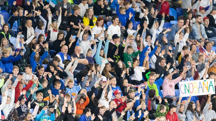 Lionel Messi z Barcelony reaguje v LM na pôde Slavie Praha.