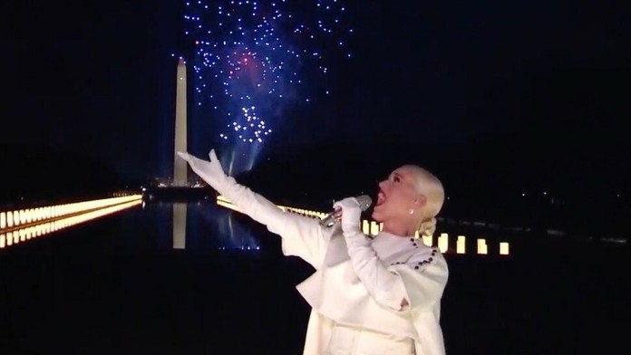 Monika Jankovská v rukách príslušníkov ZVJS. (archívne foto)