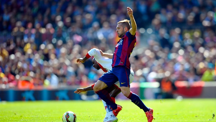 Jordi Alba z FC Barcelona v boji o loptu